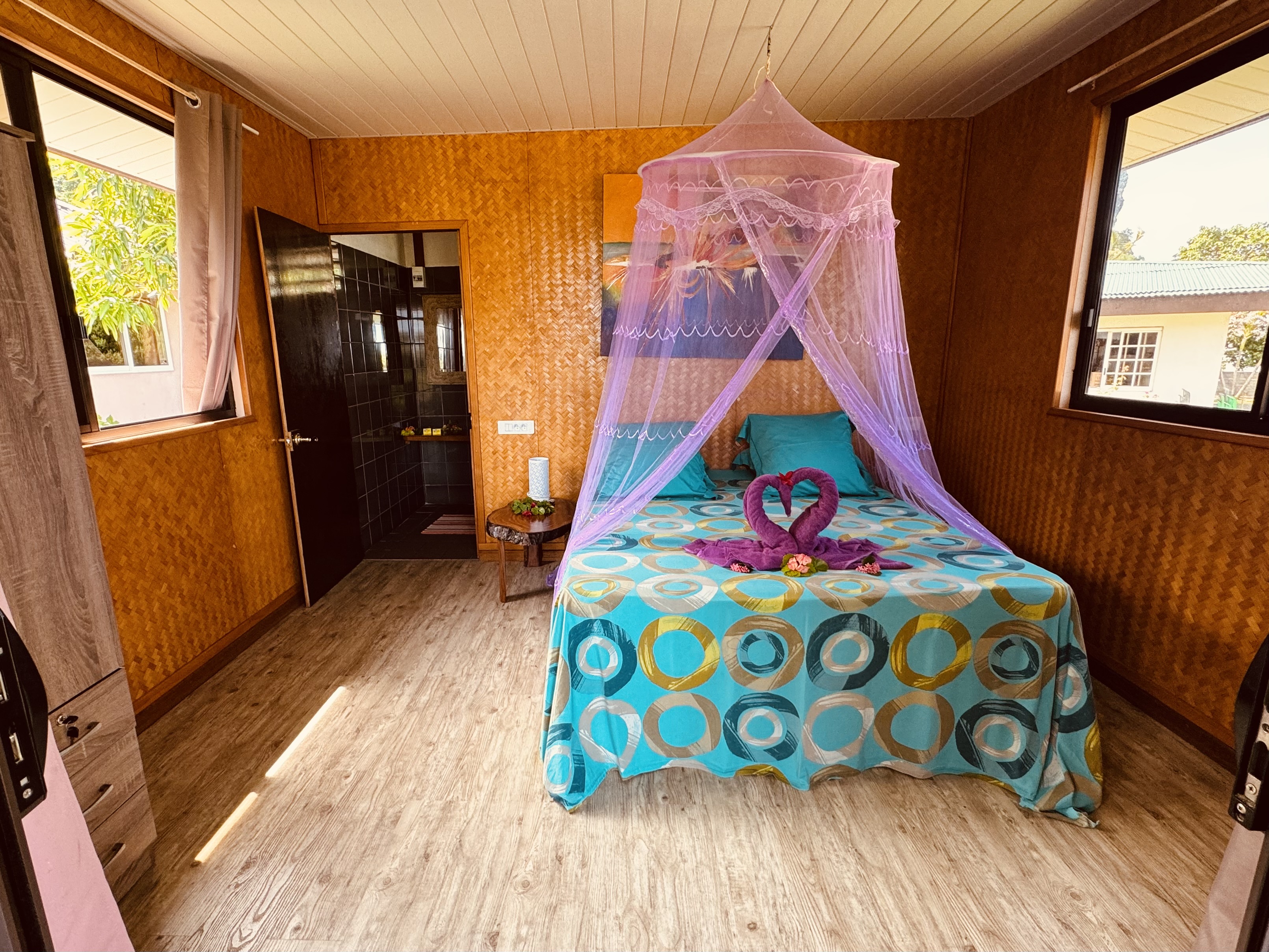 Intérieur d'un bungalow à la pension Taravanui de Maupiti © Pension Taravanui