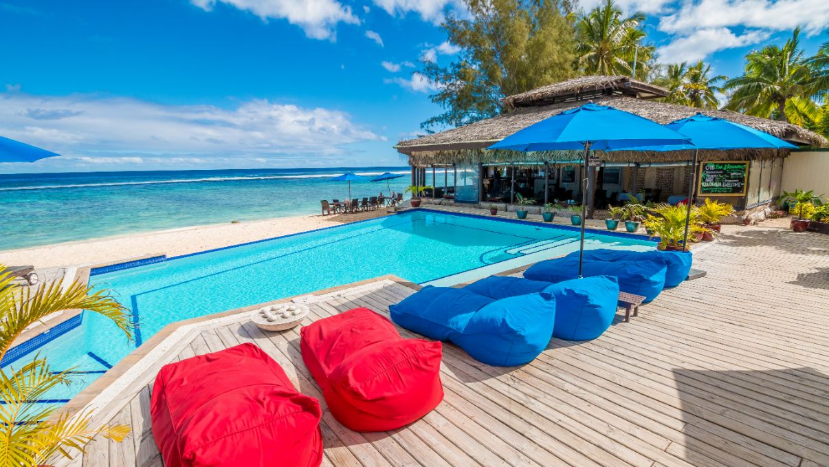 Aire de détente aux abords de la piscine du Manuia Beach Resort à Rarotonga ©Turama Pacific Travel group